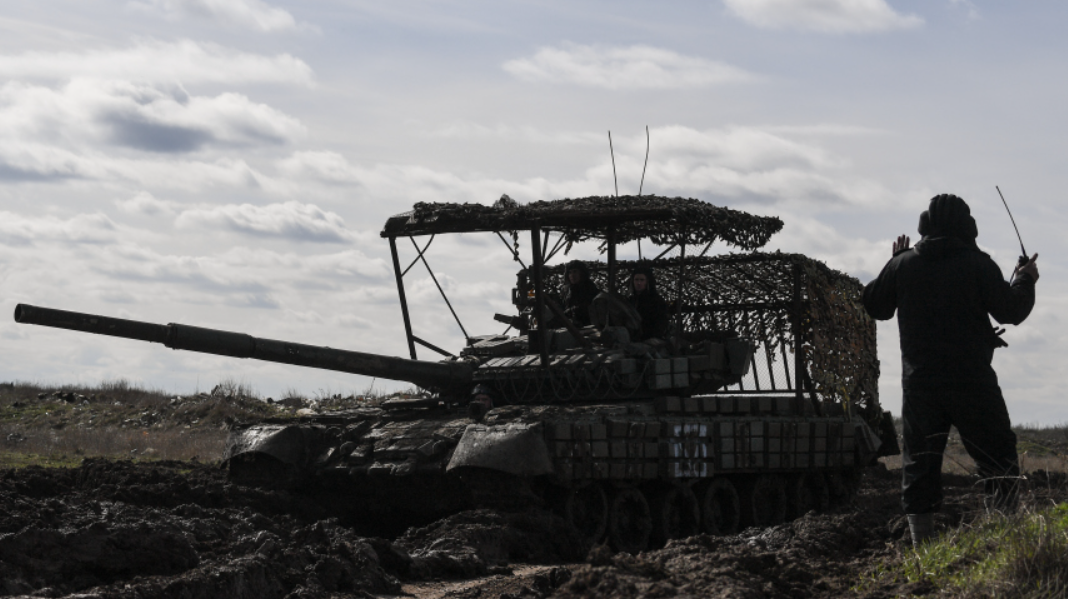 Фронтовой тюнинг. Как бойцы защищают танки от украинских FPV-дронов