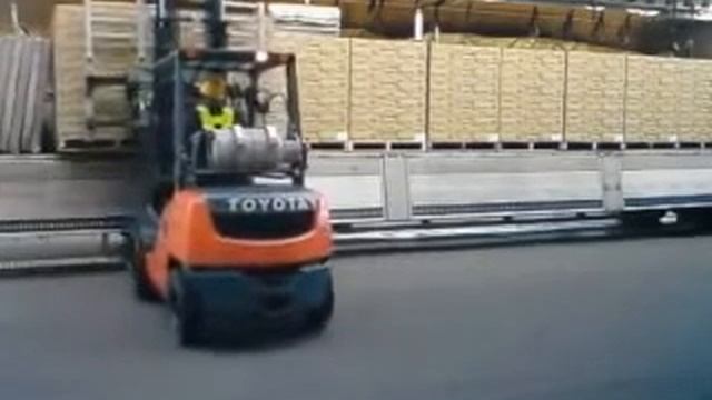 Погрузчик Toyota 8FG в действии