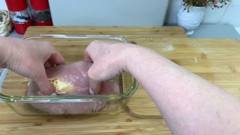 Hähnchenfilet mit Käse füllen -so einfach und lecker.