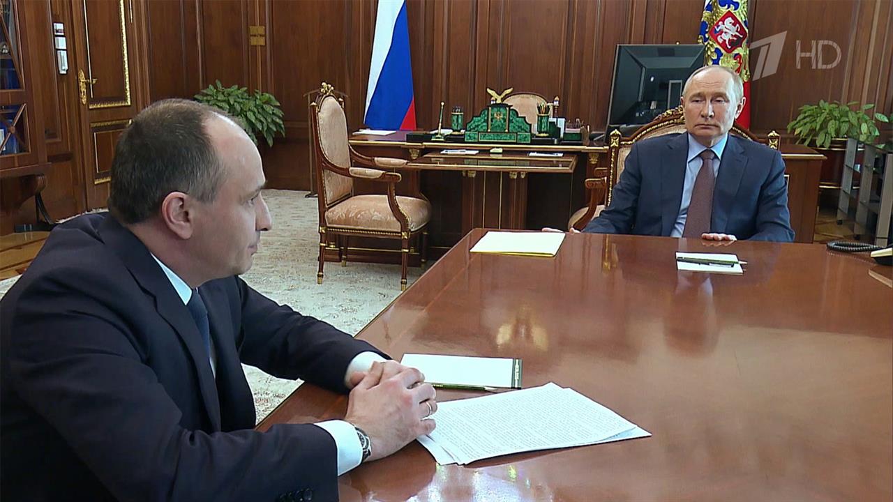 Доходы в бюджет обсудил Владимир Путин с главой Счетной палаты Борисом Ковальчуком