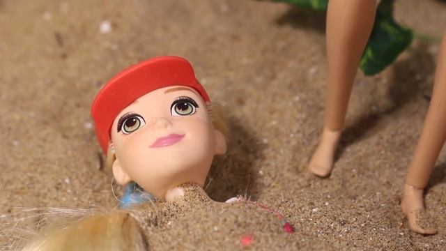 У Барби неудачный день на пляже - Сериал Мама Барби