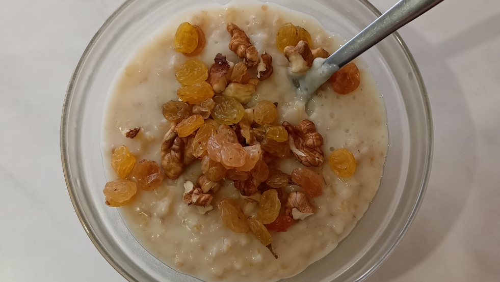 Овсянка с грецким орехом и изюмом на не молоке - Oatmeal porridge with walnuts and raisins on milk