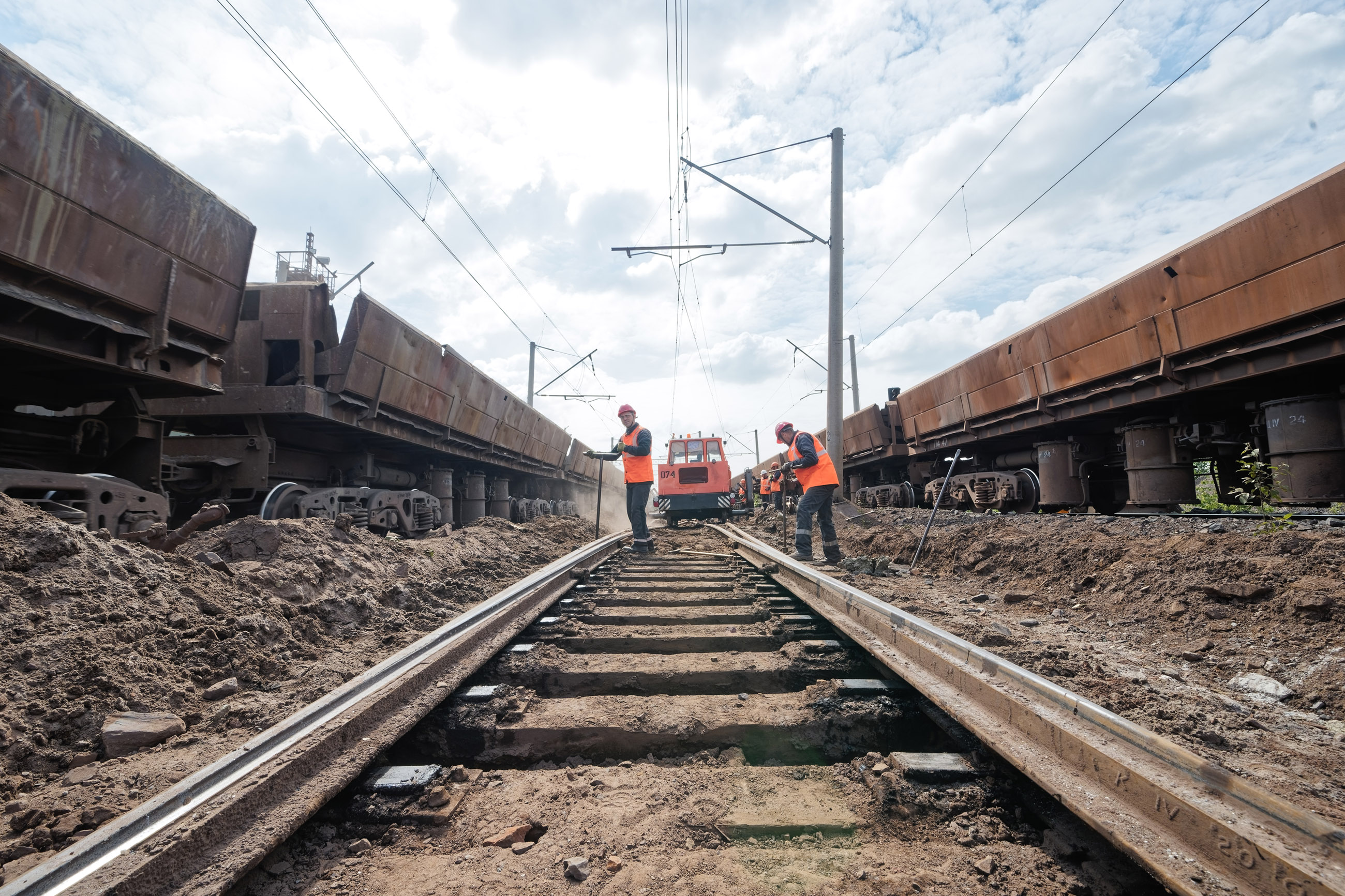 На Михайловском ГОКе в разгаре ремонт железнодорожных путей