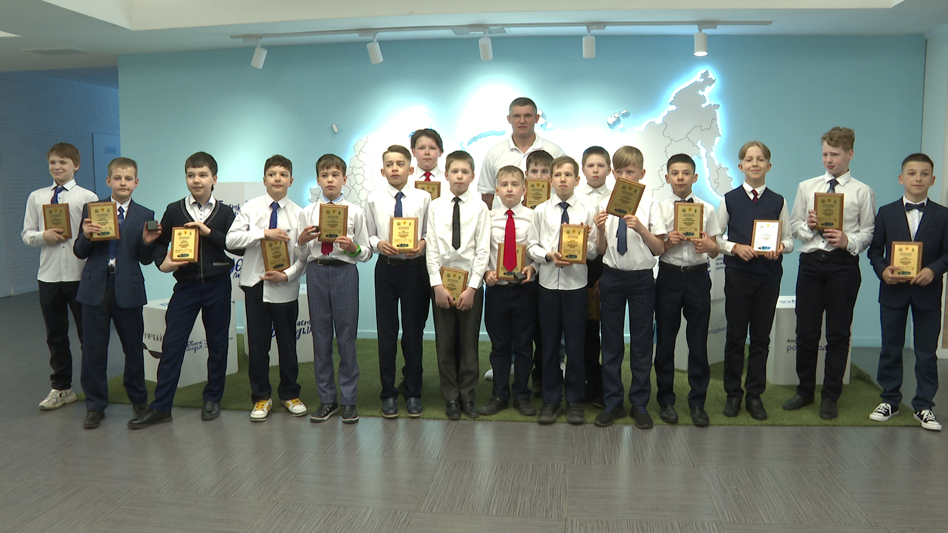 Лучшие детские команды по хоккею с шайбой наградили в Иркутске