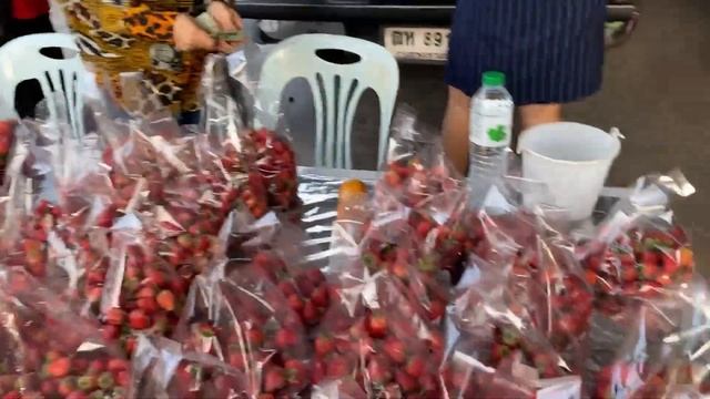 Ночной рынок на улице Тепрасит в Паттайе возле кондо Кейха. Кто туда ходит в пандемию в 2021 году