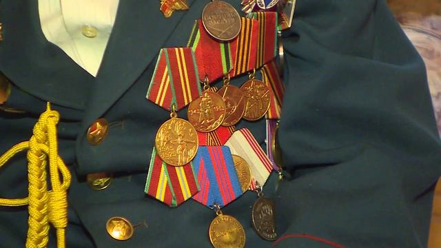 В Смоленске сотрудники УМВД поздравили с Днём Победы ветерана Великой Отечественной войны