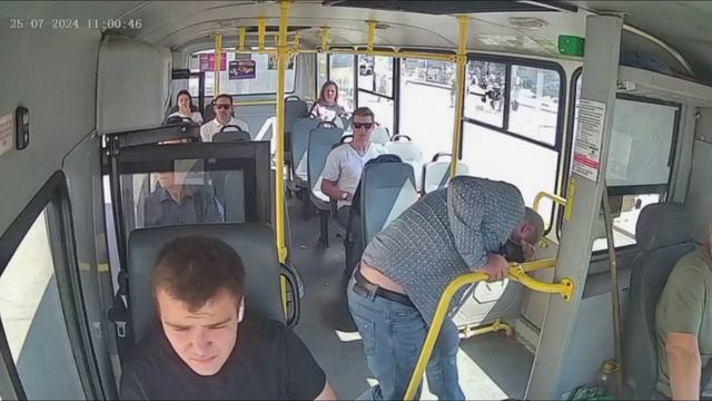 У ТРЦ «Максимир» неадекват залил лицо пассажира автобуса перцовской за замечание.