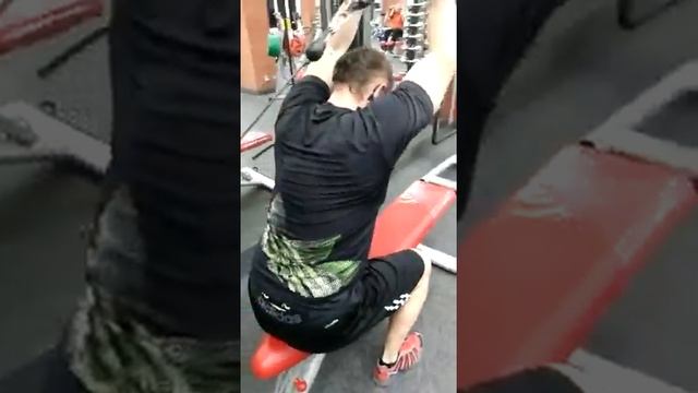 Разгибание рук в блоке на трицепс