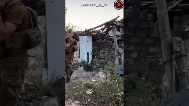 Боевики ВСУ разместили миномет между частными домами, цинично позируя на камеру