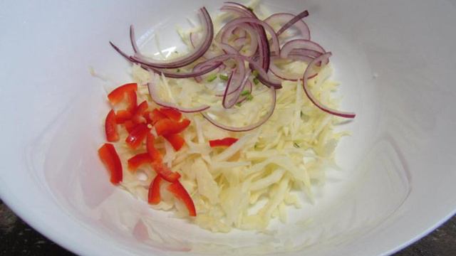 Салат с ветчиной рисом и болгарским перцем