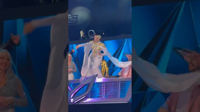 Регина Тодоренко отрывается под «Короля и Шута» в шоу «Маска»