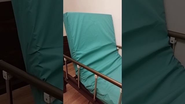 Медицинская кровать для лежачих больных с электроприводом.