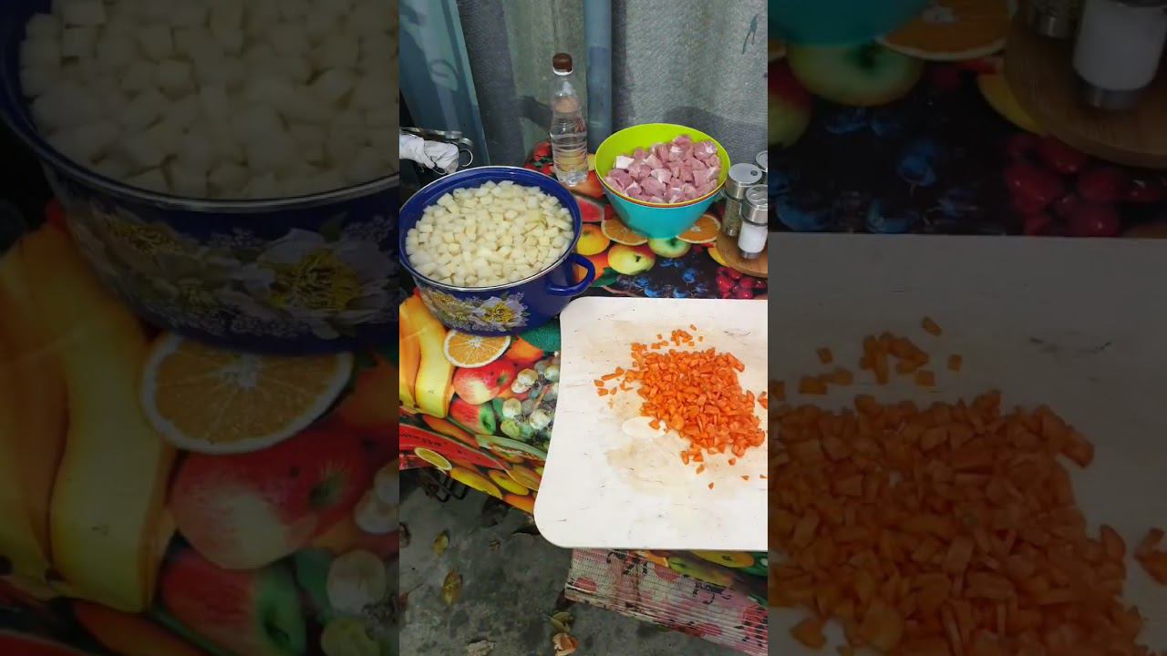 Картофельный соус в казане на огне.