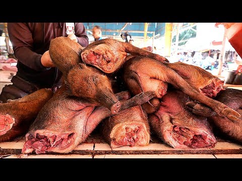 Индонезийская еда - дикая свинья в пряном соусе Манадо. Индонезия