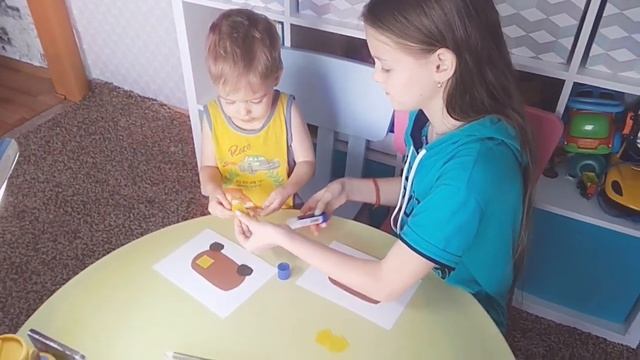 Клеим машинку и гусеницу из цветной бумаги