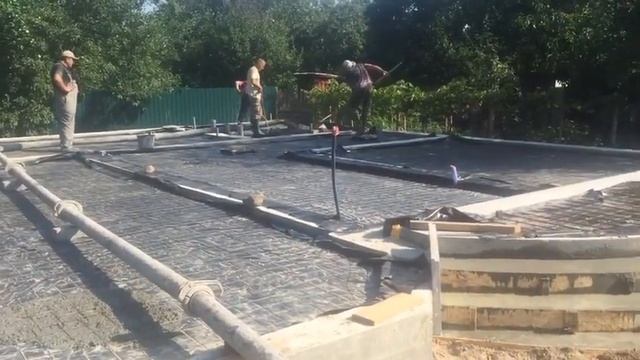 залили ступеньки и приступили к стяжкам