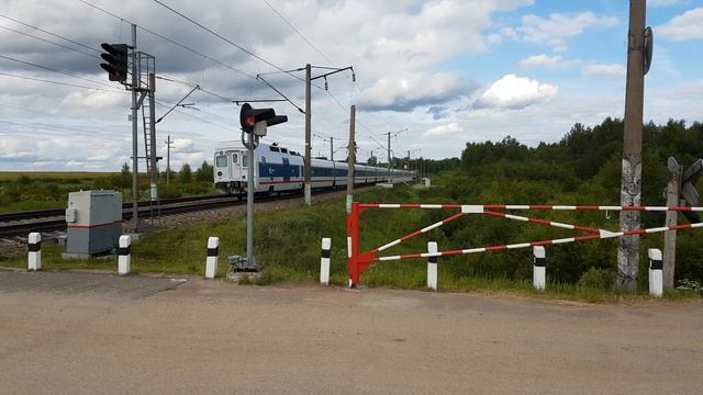 ЭП20-032 с поездом №14 Берлин-Москва Стриж летит по не охраняемому переезду под 130 км/ч