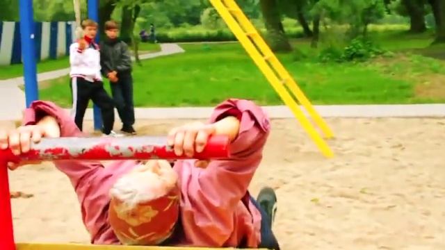 72-летняя бабушка отжигает на спортивной площадке.
