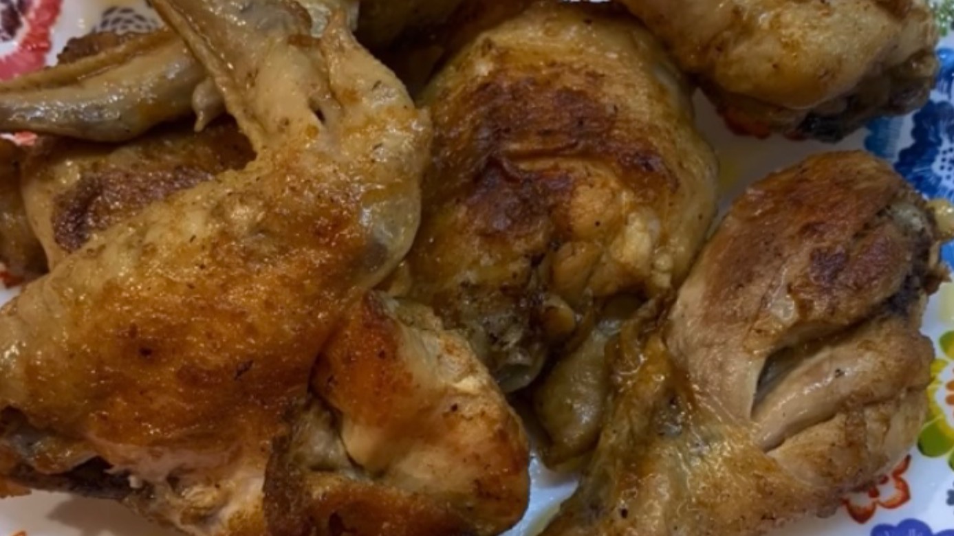 Жареная курица в сковороде