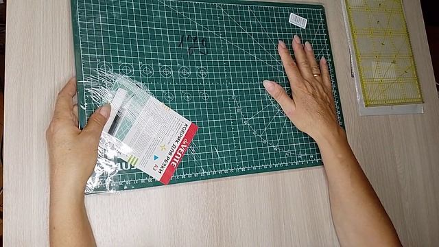 Необходимые покупки для шитья, коврик для резки и линейка для пэчворка.