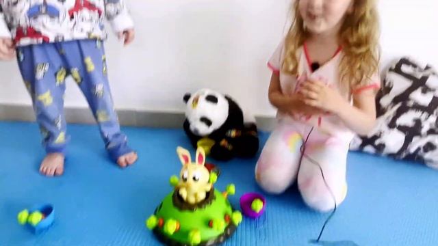 Агата и Вова играют с зайкой-попрыгайкой