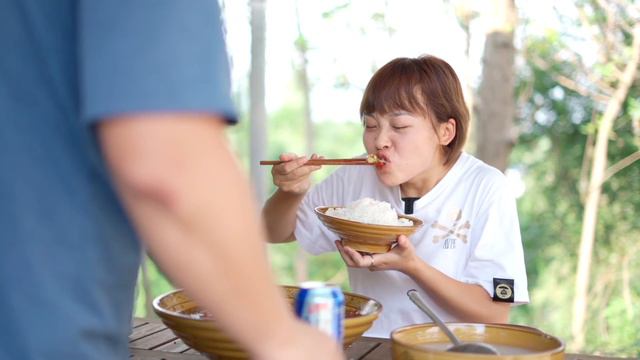 秋妹給劉二喜做一道“沸騰魚”來吃，淋上靈魂老乾媽，安逸慘了！ 【顏美食】
