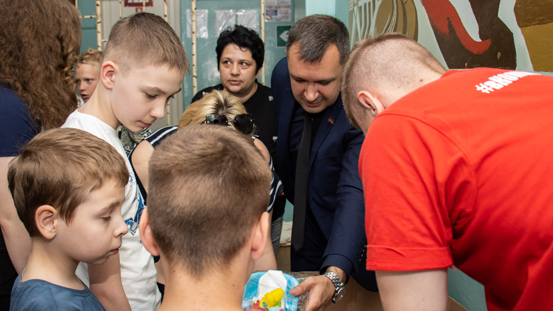 Николай Сытов и Анатолий Хмелевой организовали в Енакиево благотворительную акцию для детей