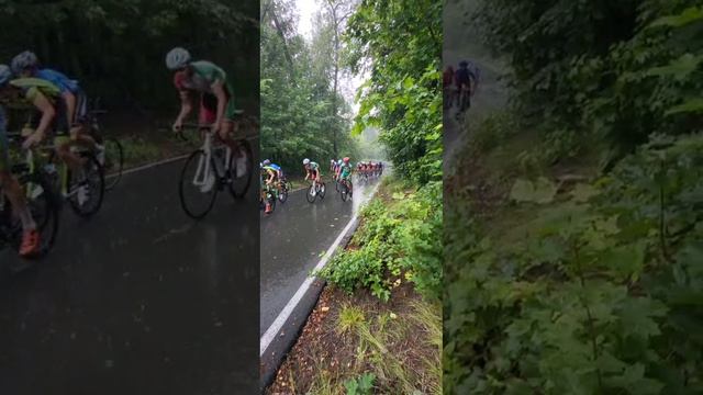Проливной дождь - не помеха в велогонке