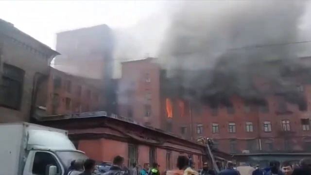 сегодня в питере  горит историческое здание
