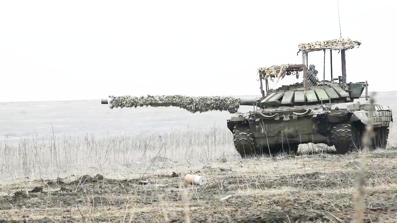 Танкисты Т-80 группировки «Днепр» обеспечивают штурмовые действия российских войск в районе Работино