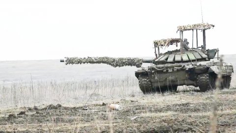 Танкисты Т-80 группировки «Днепр» обеспечивают штурмовые действия российских войск в районе Работино