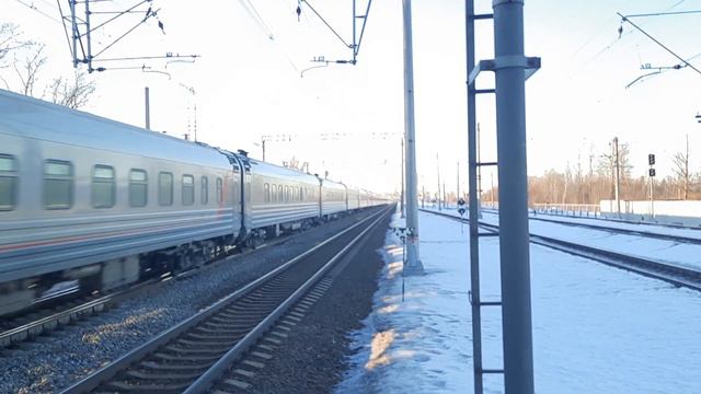 Электровоз ЭП20-024 с поездом "Таврия" (СПб - Севастополь) проезжает через ст. Славянка