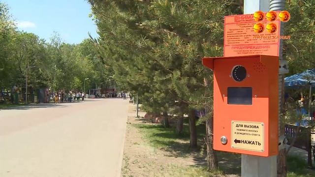 На входе в Центральный парк Караганды появилось устройство с кнопкой и камерой видеонаблюдения
