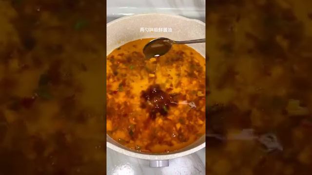 金针菇豆皮这样做，我敢保证一锅都不够吃，真的太好吃了