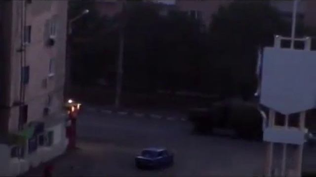 Масса военной техники через Краснодон на Луганск