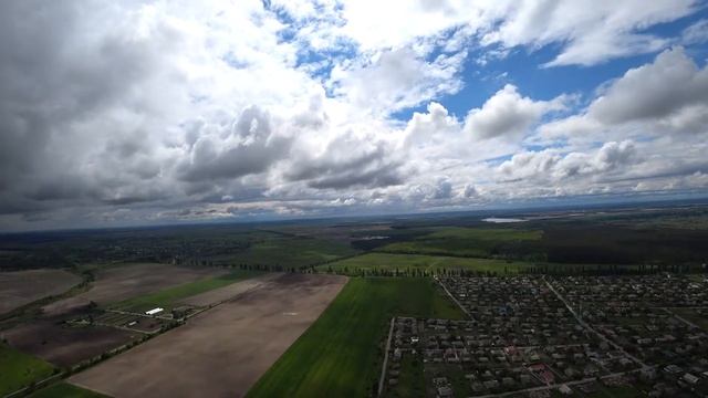 Політ над полями в останній день весни
