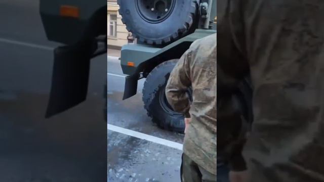 Военнослужащие готовят технику к параду Победы. 
Швабра для мытья российской техники зачётная