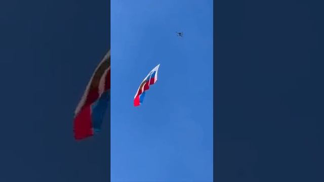 ‼️Украинец запустил дрон с флагом России 9 мая над зданием Рейхстага в Берлине, оскорблял Зелеского