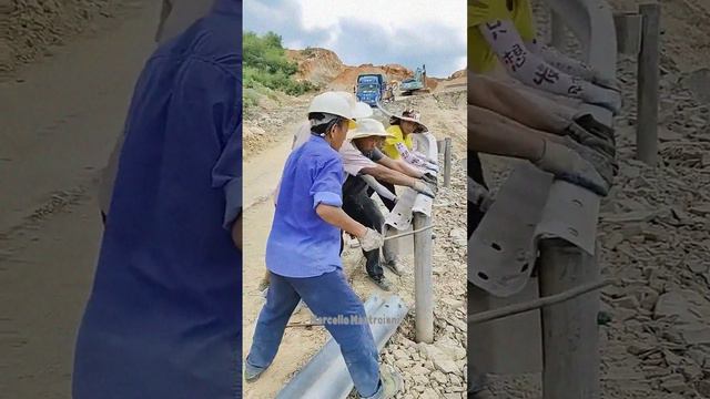 Ручной процесс установки дорожного ограждения