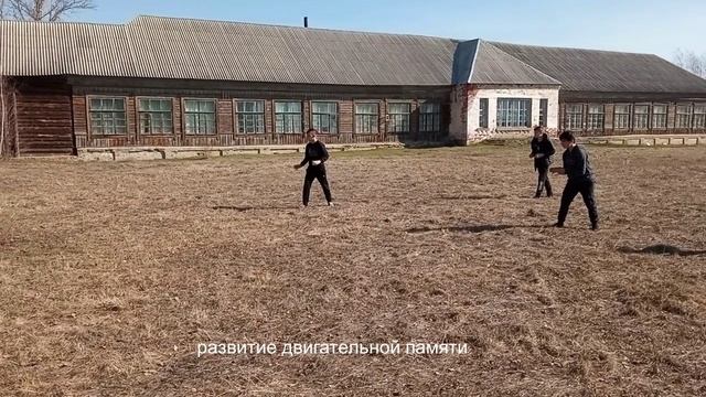 Мой любимый вид спорта - русская лапта.