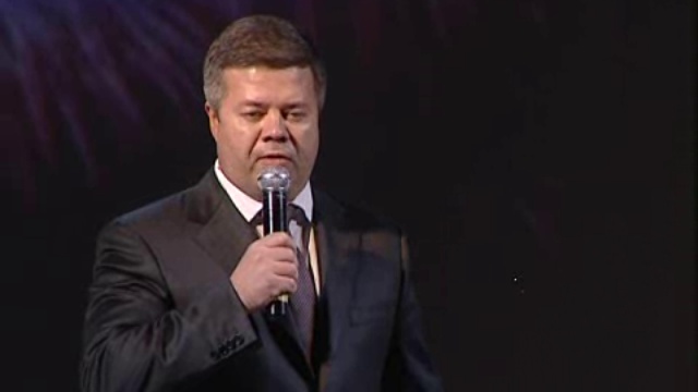 Над сценой дворца ЧТПЗ невообразимые трюки исполнили дети-акробаты