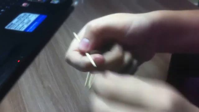 Как сломать зубочистку/спичку двумя пальцами.