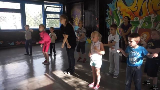 Дети танцуют локинг Танцевальная студия в Серове