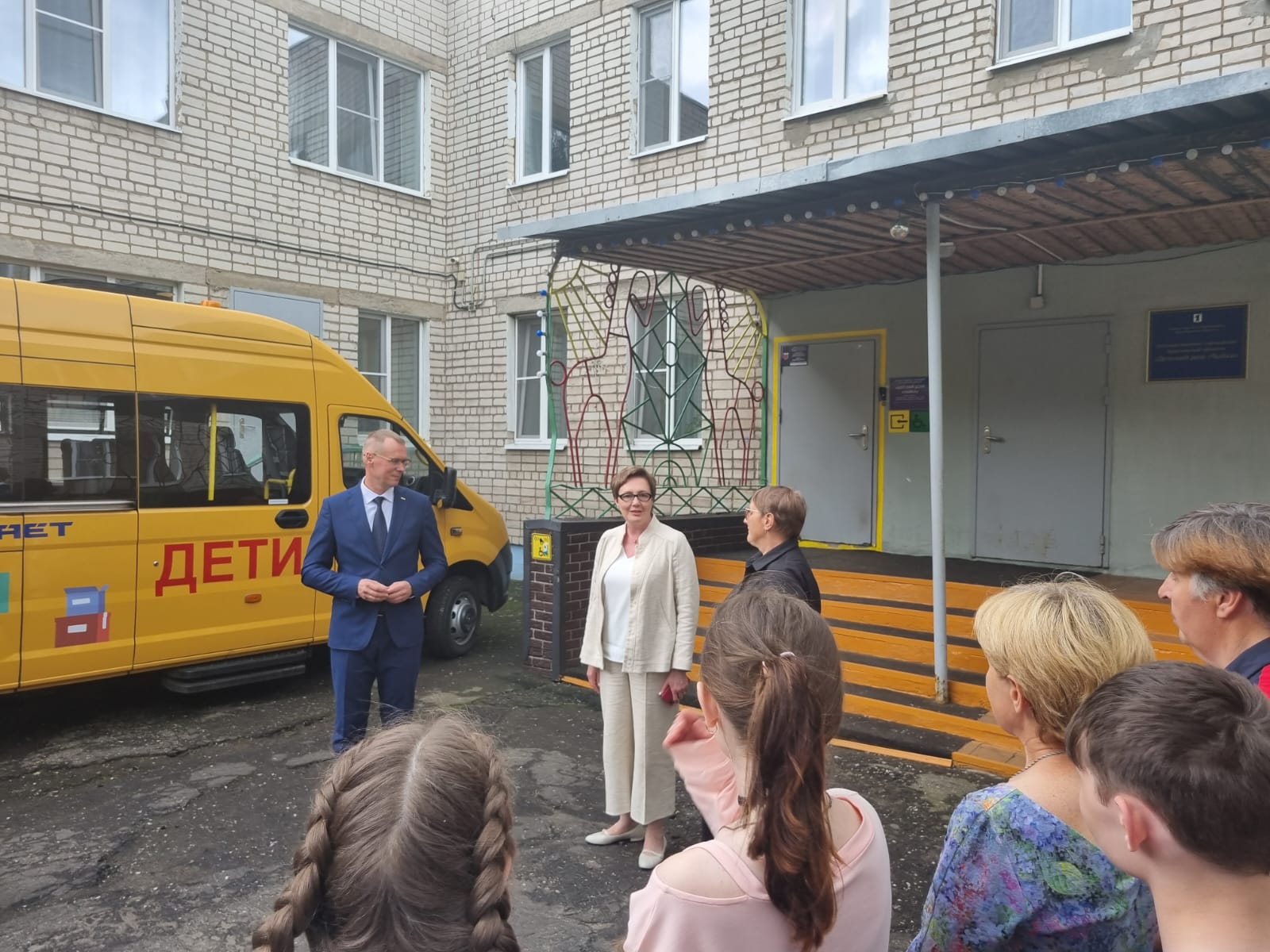 Детский дом «Чайка» получил в подарок автобус от ярославского предприятия