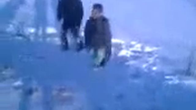 діти купаються в снігу бух