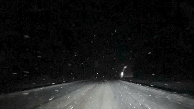 Снегопад на ночной карельской дороге