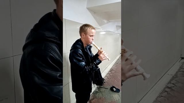 Игра на блокфлейтере в тоннеле Московского вокзала. Город Нижний Новгород.