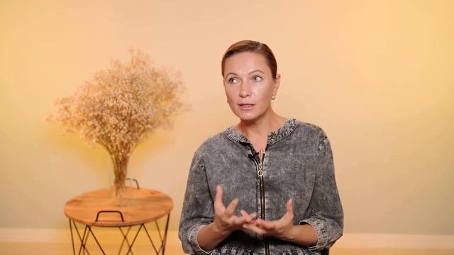 Одна дитина в сімї. Не хоче самостійно гратись.