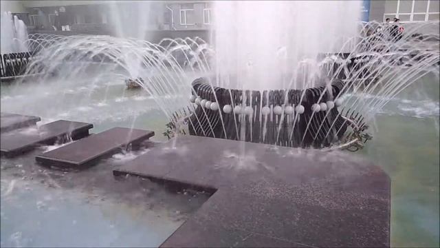 В Саратове фонтан на проспекте Столыпина заливает пешеходную зону и дорогу