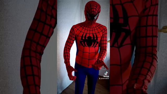 Человек паук показывает металлическую руку. #spiderman #спайдермен #человекпаук #ironman #железныйче